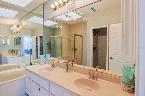 House in New Port Richey, Florida 5 bedrooms, 327.57 sq.m. № 2143003 - photo 16