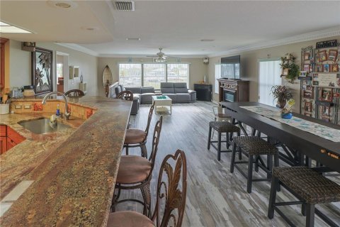 House in New Port Richey, Florida 5 bedrooms, 327.57 sq.m. № 2143003 - photo 10