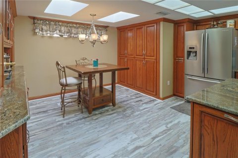 House in New Port Richey, Florida 5 bedrooms, 327.57 sq.m. № 2143003 - photo 7