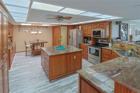 House in New Port Richey, Florida 5 bedrooms, 327.57 sq.m. № 2143003 - photo 8