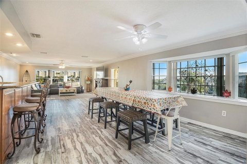 House in New Port Richey, Florida 5 bedrooms, 327.57 sq.m. № 2143003 - photo 6