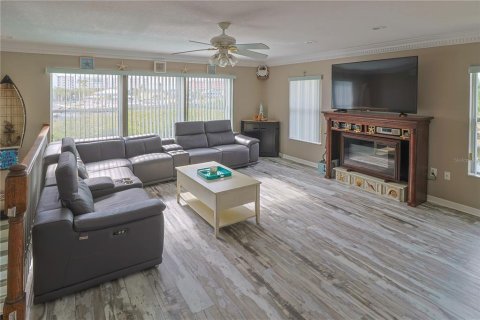 House in New Port Richey, Florida 5 bedrooms, 327.57 sq.m. № 2143003 - photo 12