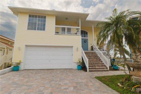 House in New Port Richey, Florida 5 bedrooms, 327.57 sq.m. № 2143003