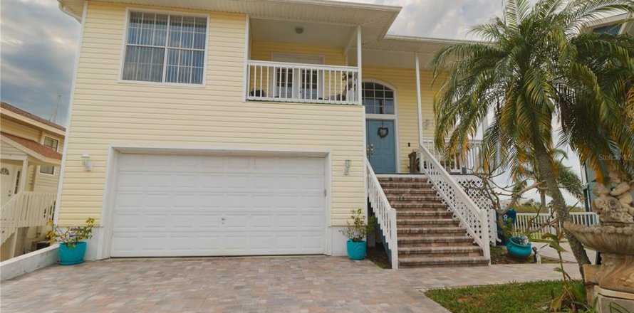 House in New Port Richey, Florida 5 bedrooms, 327.57 sq.m. № 2143003