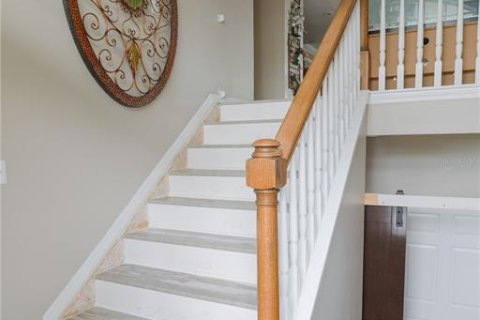 House in New Port Richey, Florida 5 bedrooms, 327.57 sq.m. № 2143003 - photo 5
