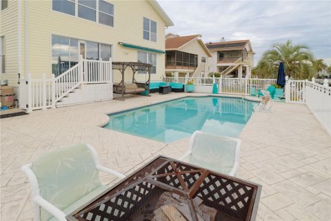 House in New Port Richey, Florida 5 bedrooms, 327.57 sq.m. № 2143003 - photo 29