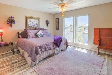 House in New Port Richey, Florida 5 bedrooms, 327.57 sq.m. № 2143003 - photo 17