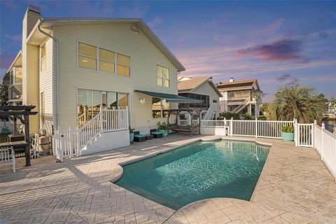 House in New Port Richey, Florida 5 bedrooms, 327.57 sq.m. № 2143003 - photo 30