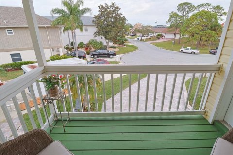House in New Port Richey, Florida 5 bedrooms, 327.57 sq.m. № 2143003 - photo 24