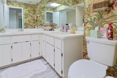House in New Port Richey, Florida 5 bedrooms, 327.57 sq.m. № 2143003 - photo 20
