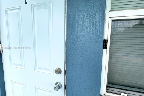 Commercial property in Miami, Florida 282.61 sq.m. № 2001036 - photo 6