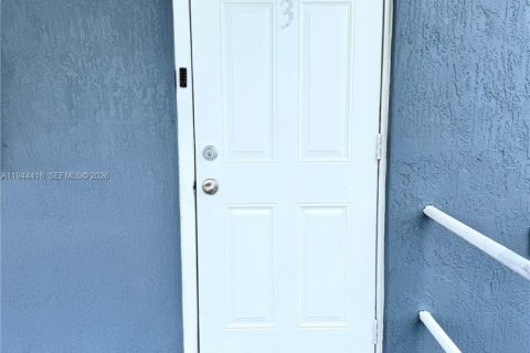 Commercial property in Miami, Florida 282.61 sq.m. № 2001036 - photo 12