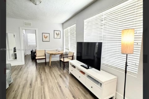 Commercial property in Miami, Florida 282.61 sq.m. № 2001036 - photo 13