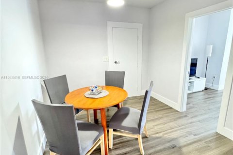 Commercial property in Miami, Florida 282.61 sq.m. № 2001036 - photo 8