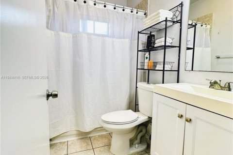 Commercial property in Miami, Florida 282.61 sq.m. № 2001036 - photo 16