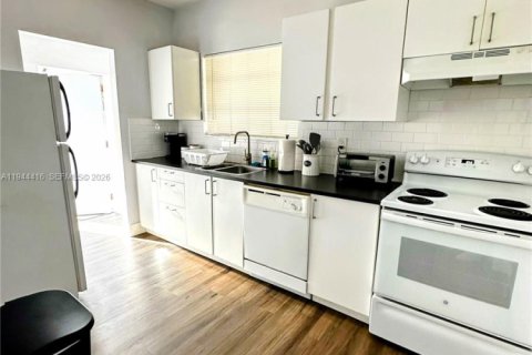 Commercial property in Miami, Florida 282.61 sq.m. № 2001036 - photo 5