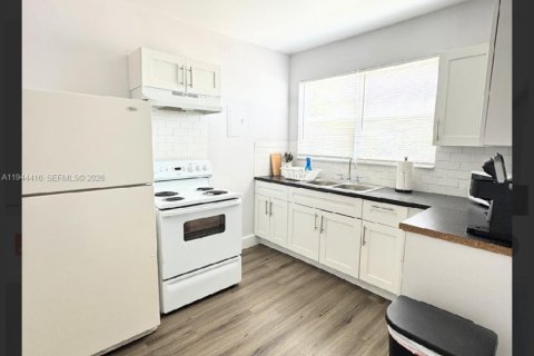 Commercial property in Miami, Florida 282.61 sq.m. № 2001036 - photo 17