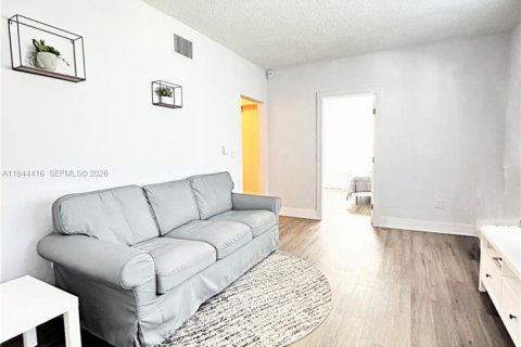 Commercial property in Miami, Florida 282.61 sq.m. № 2001036 - photo 2