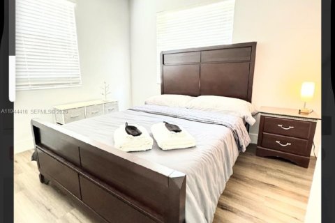 Commercial property in Miami, Florida 282.61 sq.m. № 2001036 - photo 15