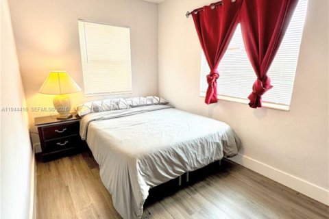 Commercial property in Miami, Florida 282.61 sq.m. № 2001036 - photo 9