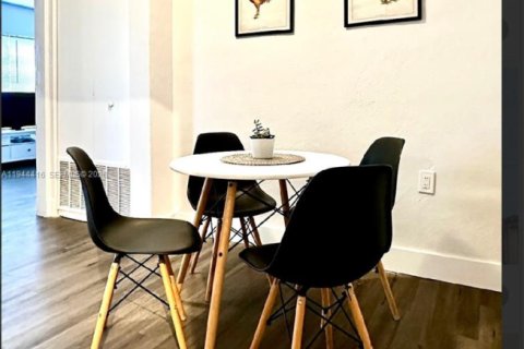 Commercial property in Miami, Florida 282.61 sq.m. № 2001036 - photo 3