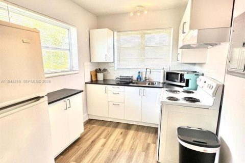 Commercial property in Miami, Florida 282.61 sq.m. № 2001036 - photo 11