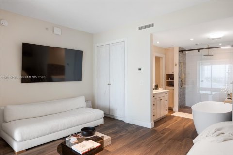 Condo in Miami, Florida, 2 bedrooms  № 2076346 - photo 19