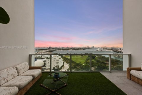 Condo in Miami, Florida, 2 bedrooms  № 2076346 - photo 27