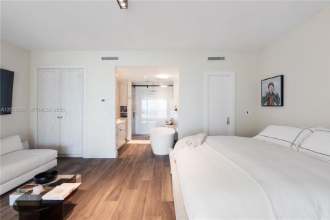 Condo in Miami, Florida, 2 bedrooms  № 2076346 - photo 17