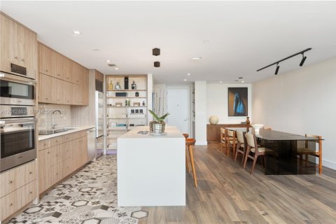 Condo in Miami, Florida, 2 bedrooms  № 2076346 - photo 9