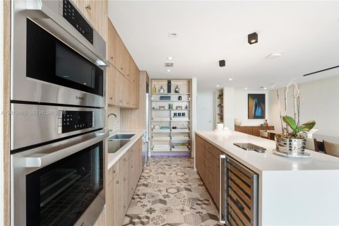 Condo in Miami, Florida, 2 bedrooms  № 2076346 - photo 7