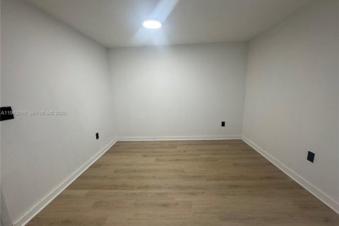 Appartement à louer à North Miami, Floride: 2 chambres, 2943.61 m2 № 1999404 - photo 4