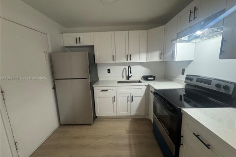 Appartement à louer à North Miami, Floride: 2 chambres, 2943.61 m2 № 1999404 - photo 2