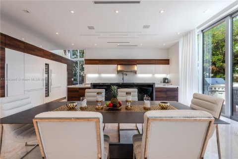 House in Hallandale Beach, Florida 6 bedrooms, 627.55 sq.m. № 1443241 - photo 15