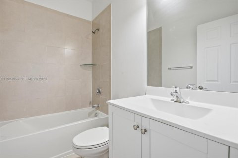 Casa en venta en Hialeah, Florida, 3 dormitorios, 131.18 m2 № 1982178 - foto 21