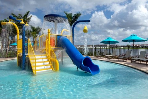 Casa en venta en Hialeah, Florida, 3 dormitorios, 131.18 m2 № 1982178 - foto 9