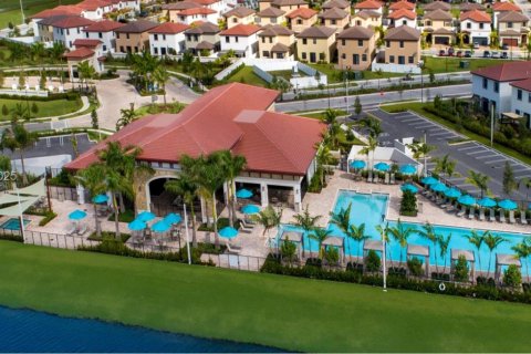 Casa en venta en Hialeah, Florida, 3 dormitorios, 131.18 m2 № 1982178 - foto 2