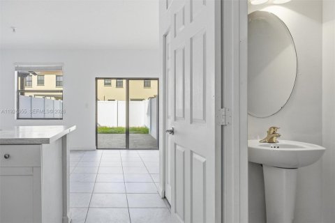 Casa en venta en Hialeah, Florida, 3 dormitorios, 131.18 m2 № 1982178 - foto 16