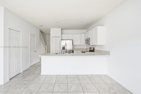 Casa en venta en Hialeah, Florida, 3 dormitorios, 131.18 m2 № 1982178 - foto 10