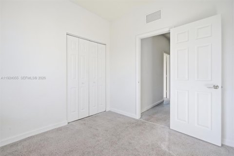 Casa en venta en Hialeah, Florida, 3 dormitorios, 131.18 m2 № 1982178 - foto 26