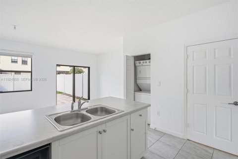 Casa en venta en Hialeah, Florida, 3 dormitorios, 131.18 m2 № 1982178 - foto 12