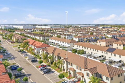 Casa en venta en Hialeah, Florida, 3 dormitorios, 131.18 m2 № 1982178 - foto 28