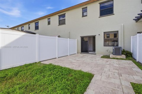 Casa en venta en Hialeah, Florida, 3 dormitorios, 131.18 m2 № 1982178 - foto 15