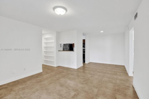 Снять в аренду кондоминиум в Корал-Спрингс, Флорида 1 спальня, 92.9м2, № 2056892 - фото 13