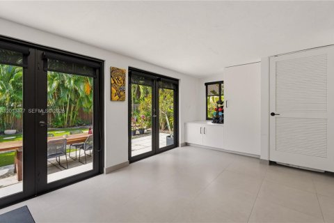 House in Miami, Florida 3 bedrooms, 150.22 sq.m. № 2076478 - photo 12