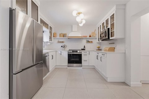 House in Miami, Florida 3 bedrooms, 150.22 sq.m. № 2076478 - photo 8