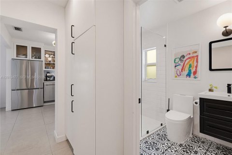 House in Miami, Florida 3 bedrooms, 150.22 sq.m. № 2076478 - photo 17