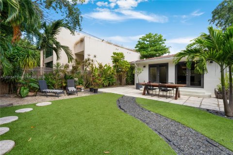House in Miami, Florida 3 bedrooms, 150.22 sq.m. № 2076478 - photo 13