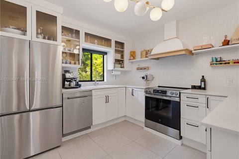 House in Miami, Florida 3 bedrooms, 150.22 sq.m. № 2076478 - photo 9