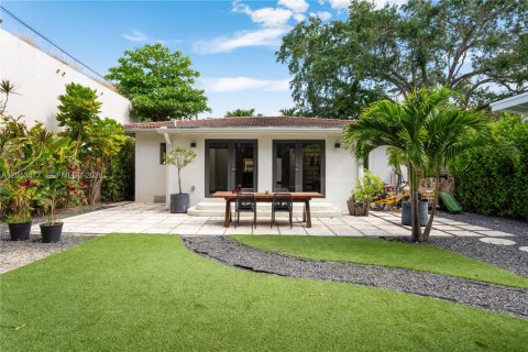 House in Miami, Florida 3 bedrooms, 150.22 sq.m. № 2076478